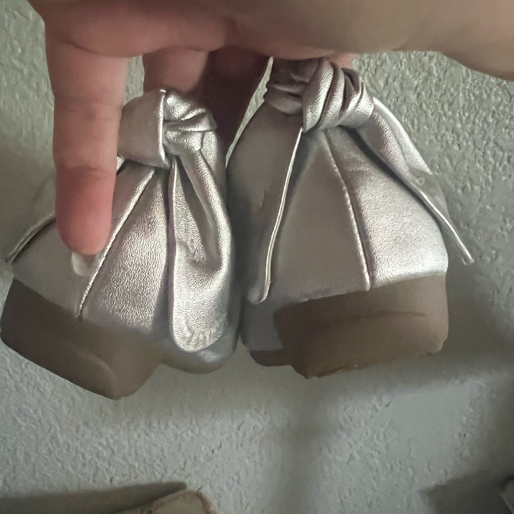 Brand new comfy silver flats